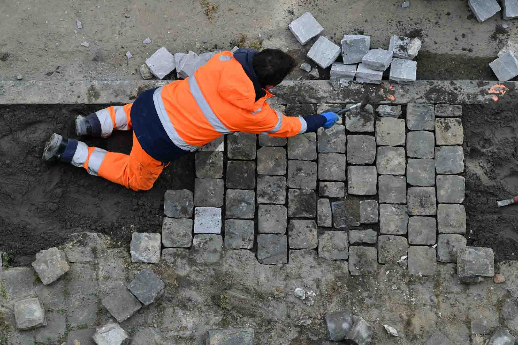  Relaying a cobbled Brussels pavement 