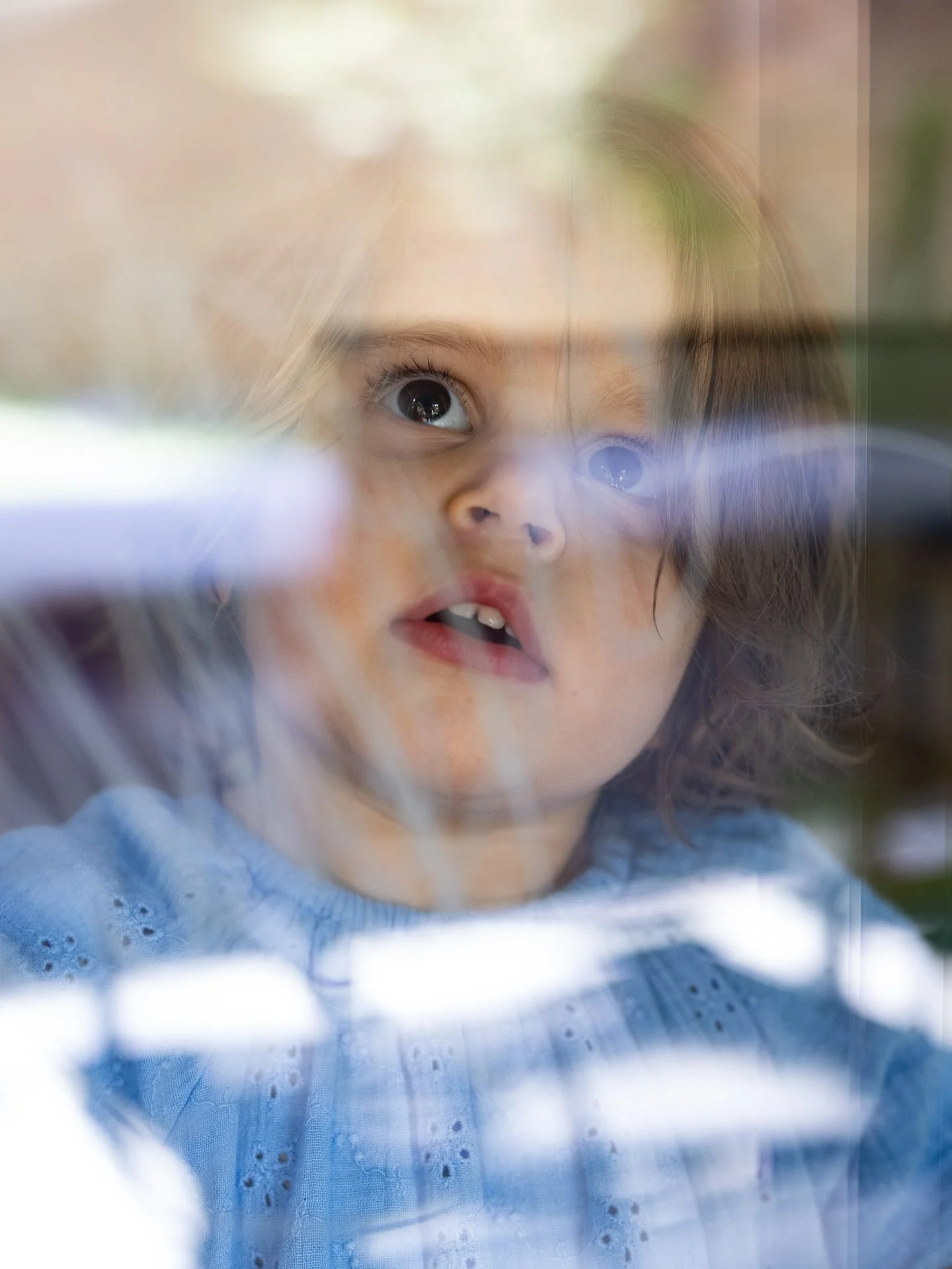  Little girl lost in wonder 