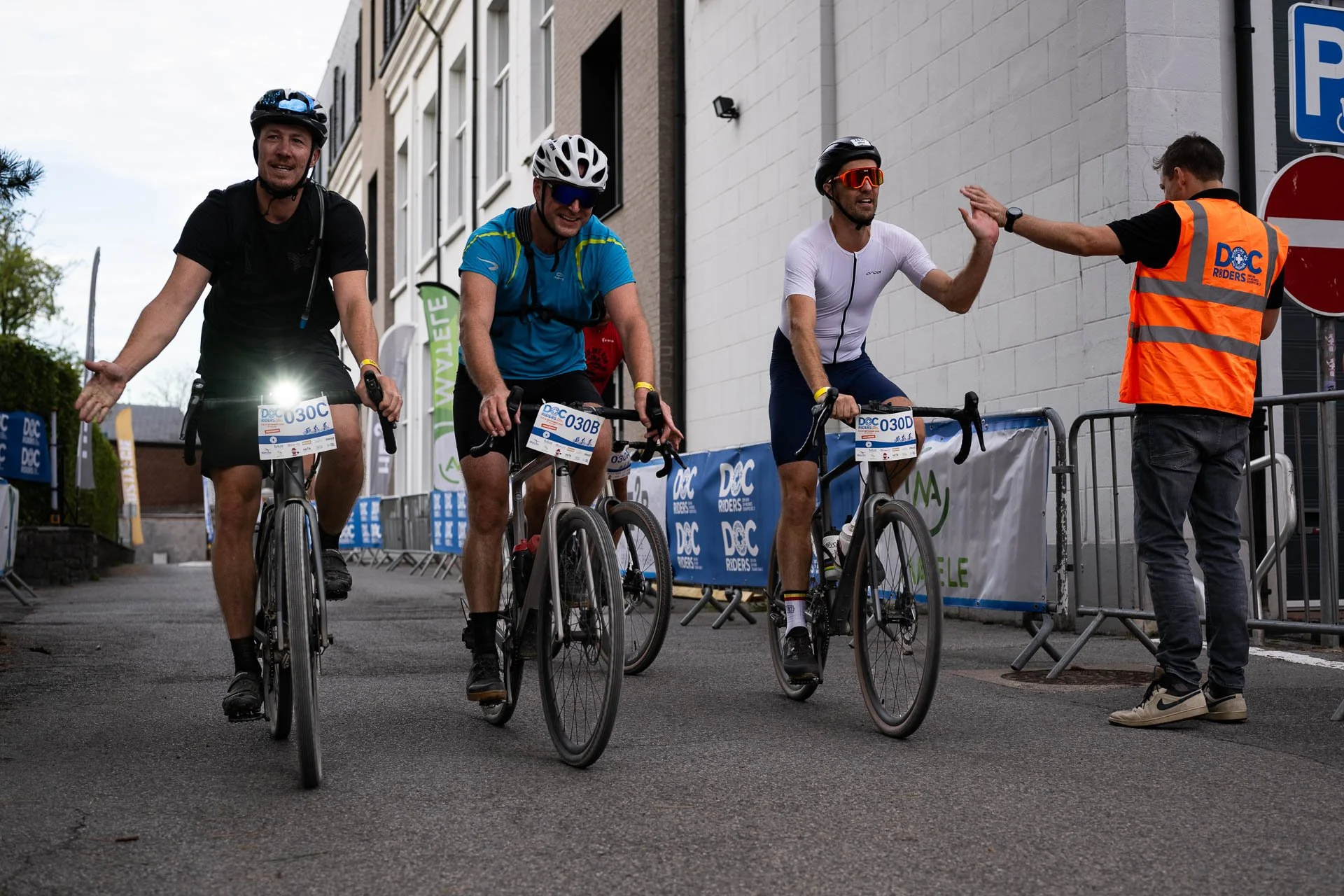  Médecins du Monde Doc’Riders sponsored 100/200km cycle ride 2026 – late evening arrival at the finish line. 