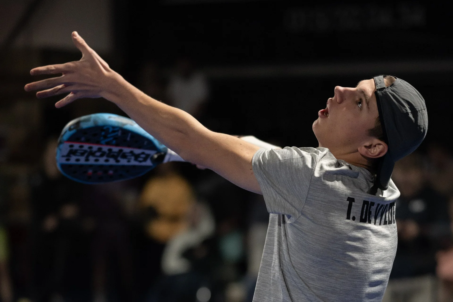  Padel – the serve. 