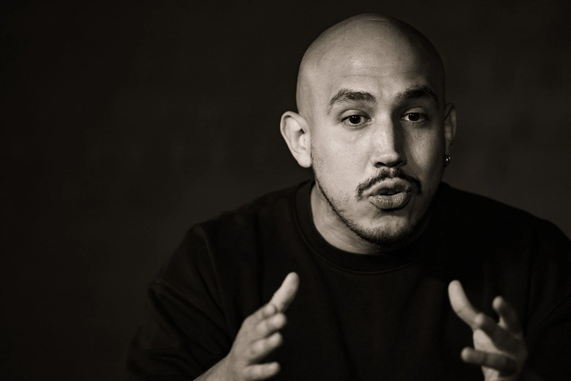  Yvan Fernando Zamora performing his ‘conférence gesticulée’,  Qui a tué Issam ?  