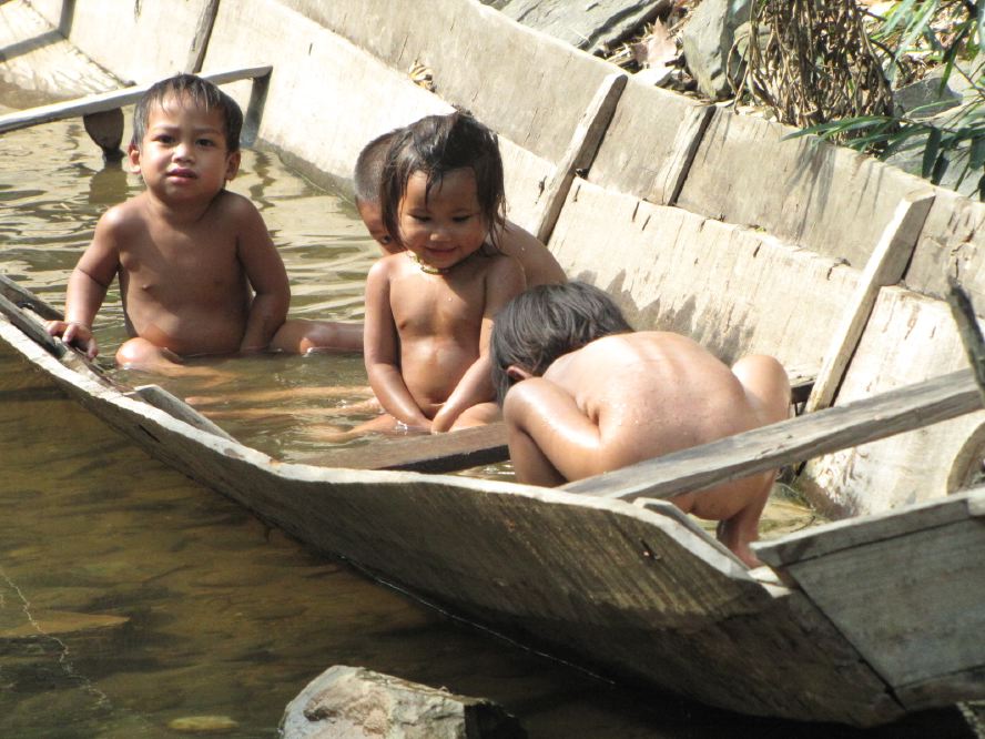 laos_motorcycle_tour_benabib_children.JPG