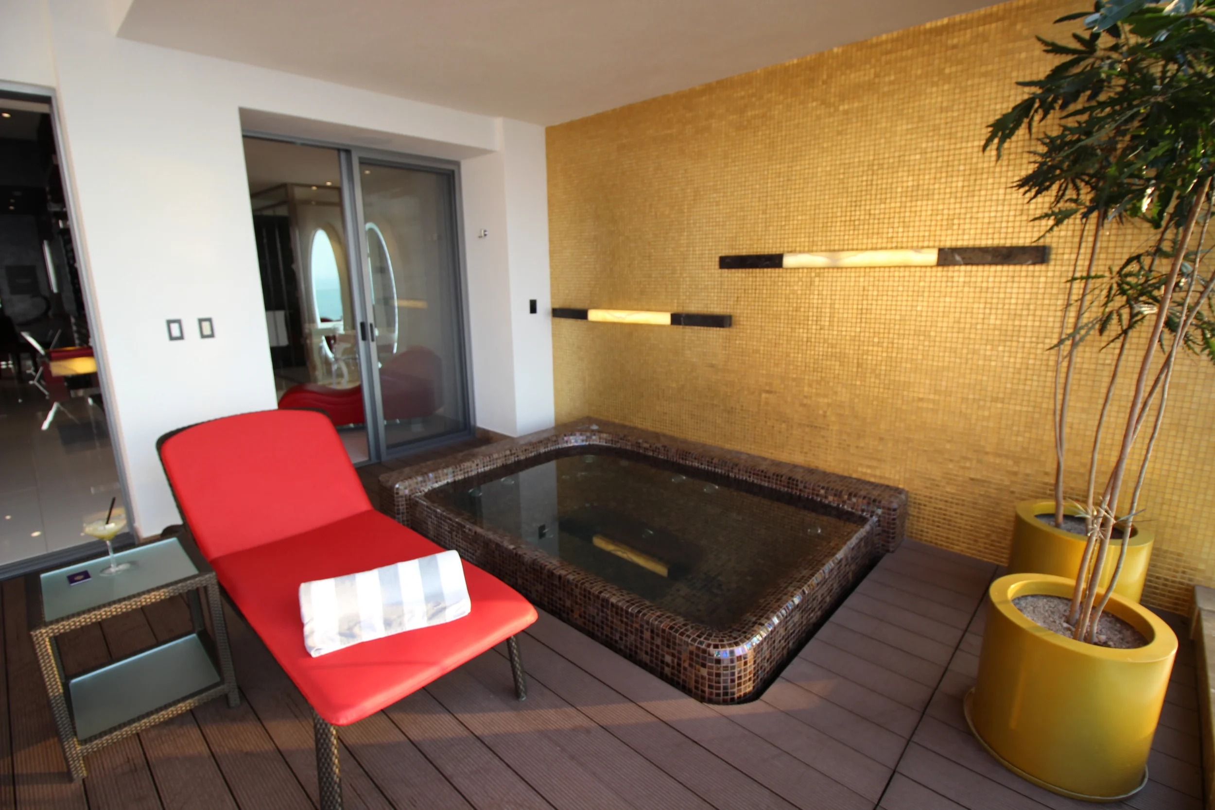 Private plunge pool/hot tub on balcony