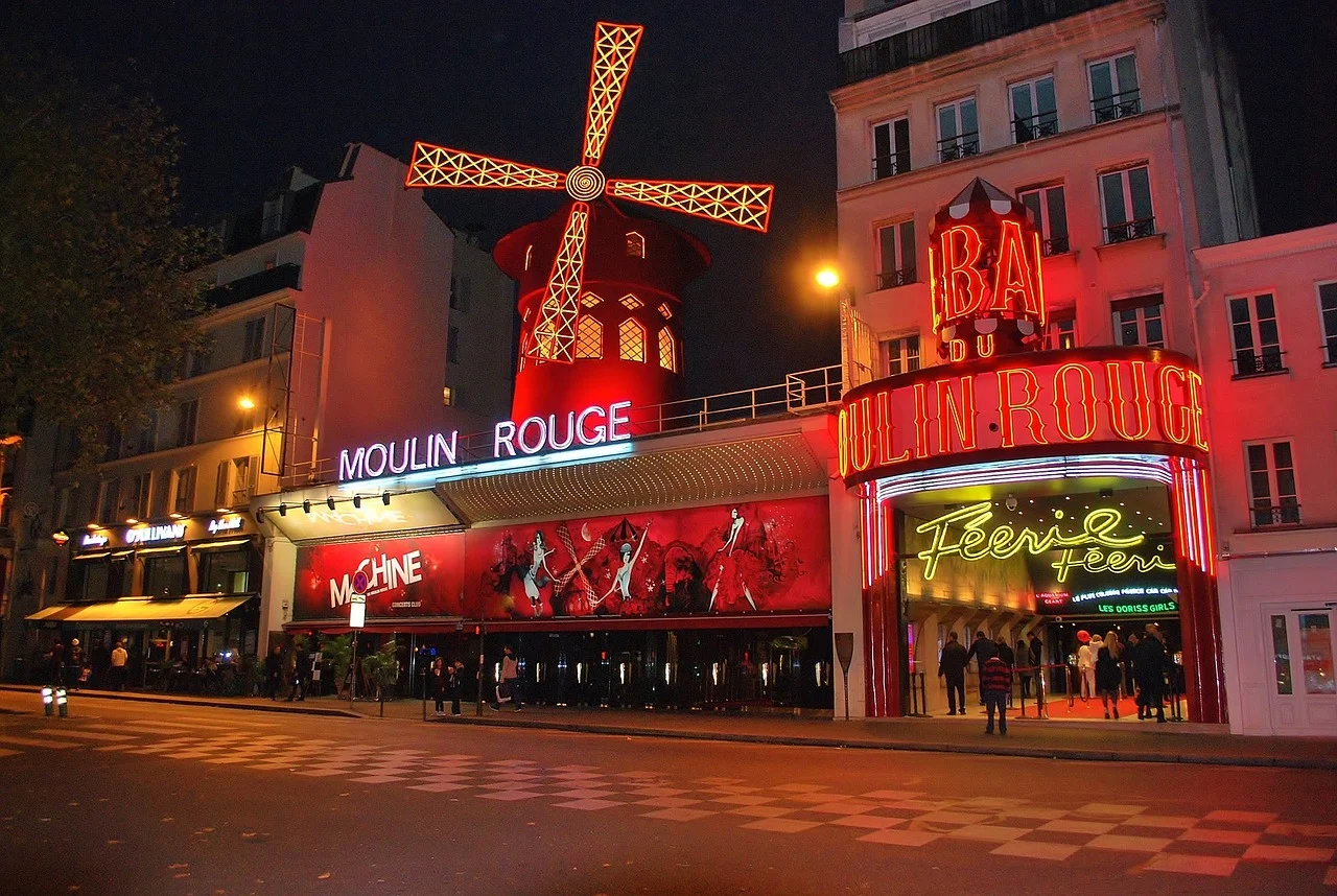 The entrance and the iconic windmill.