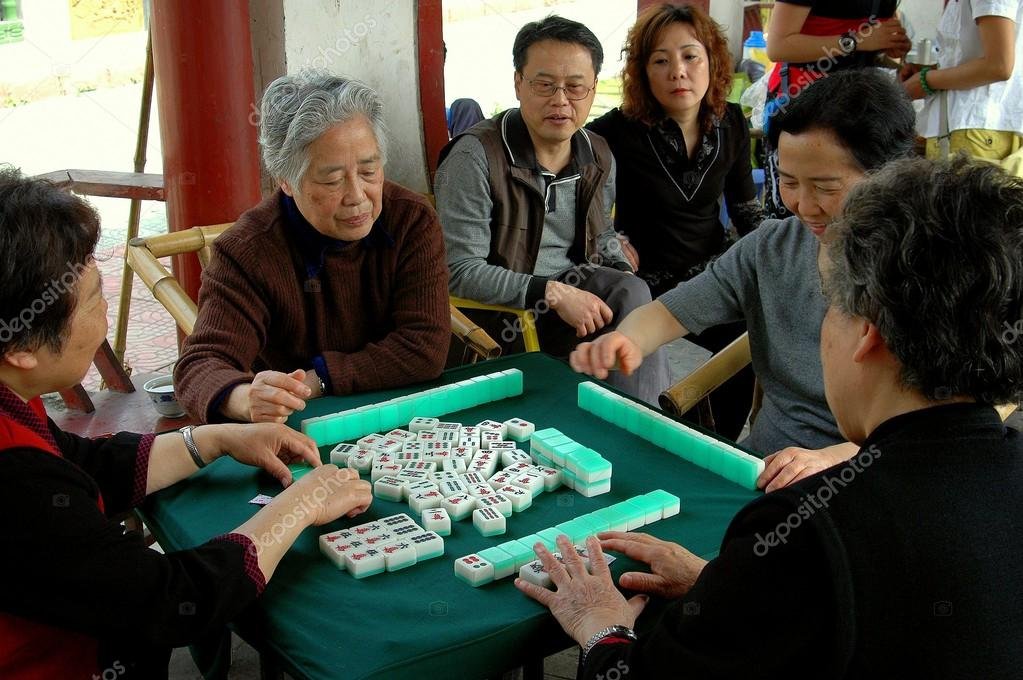 depositphotos_63812659-stock-photo-chengdu-china-women-playing-mahjong.jpg