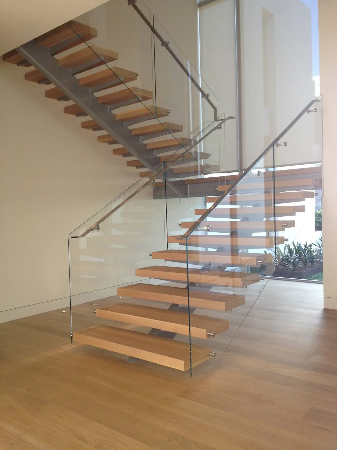  Interior stairway with glass panels and ”floating” risers 