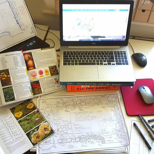 A mess? Certainly not!!! Creativity at work doing a planting plan!
#plantingplan #plants #gardendesign #drawing #hampshiregardens #books