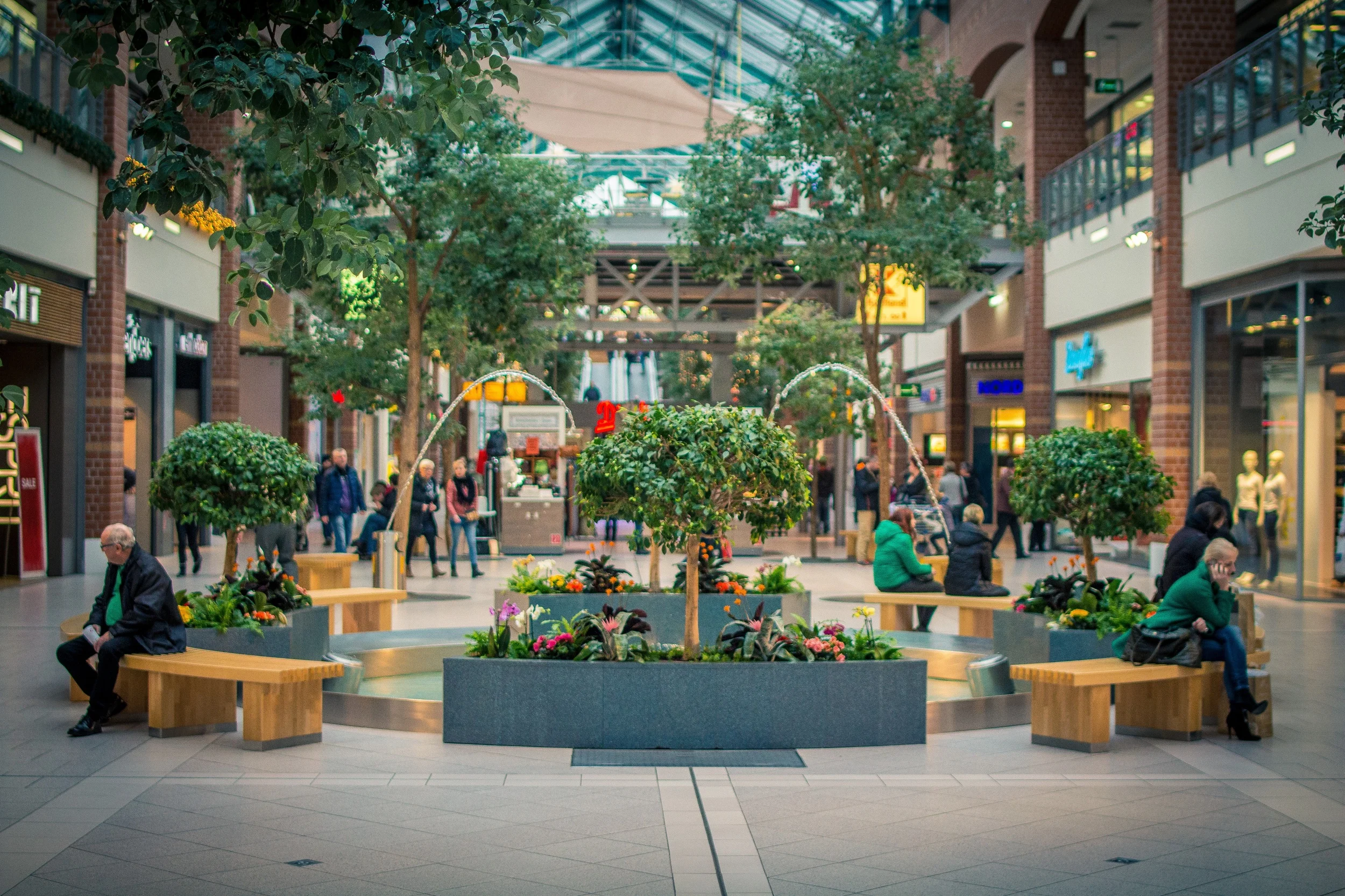 shopping-mall-1126485.jpg