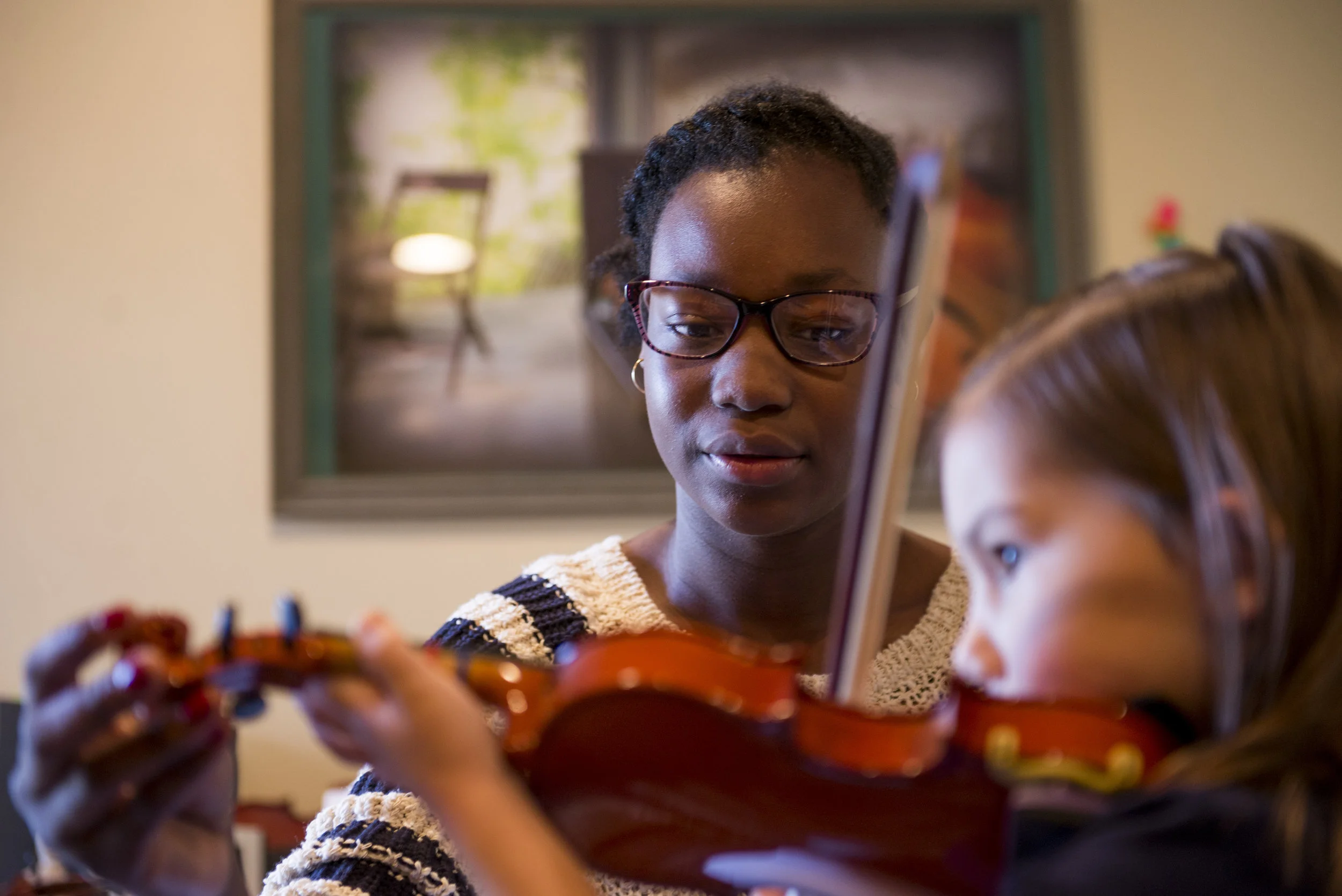  Alyssa Compton, 15, helps her younger sister Sophia, 5, practice her violin on November 10, 2017. 