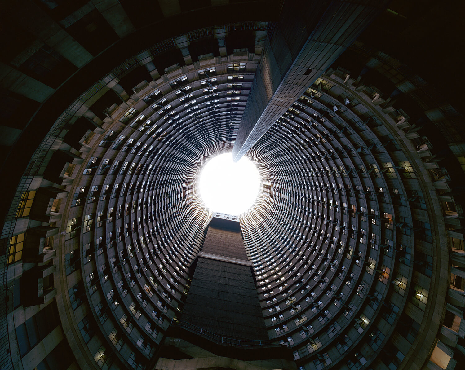  Ponte Tower, S.Africa (c-type print, 30x40-, 2004) 