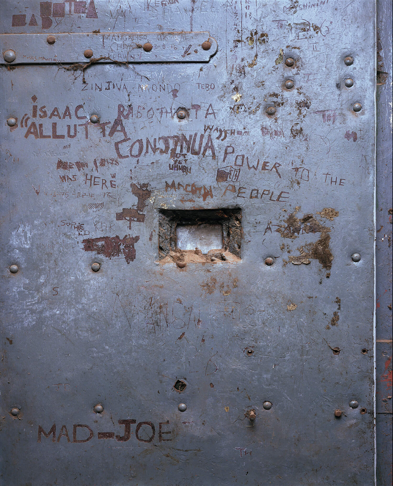  Solitary Confinement Cell, S.Africa (c-type print, 30x40-, 2004) 