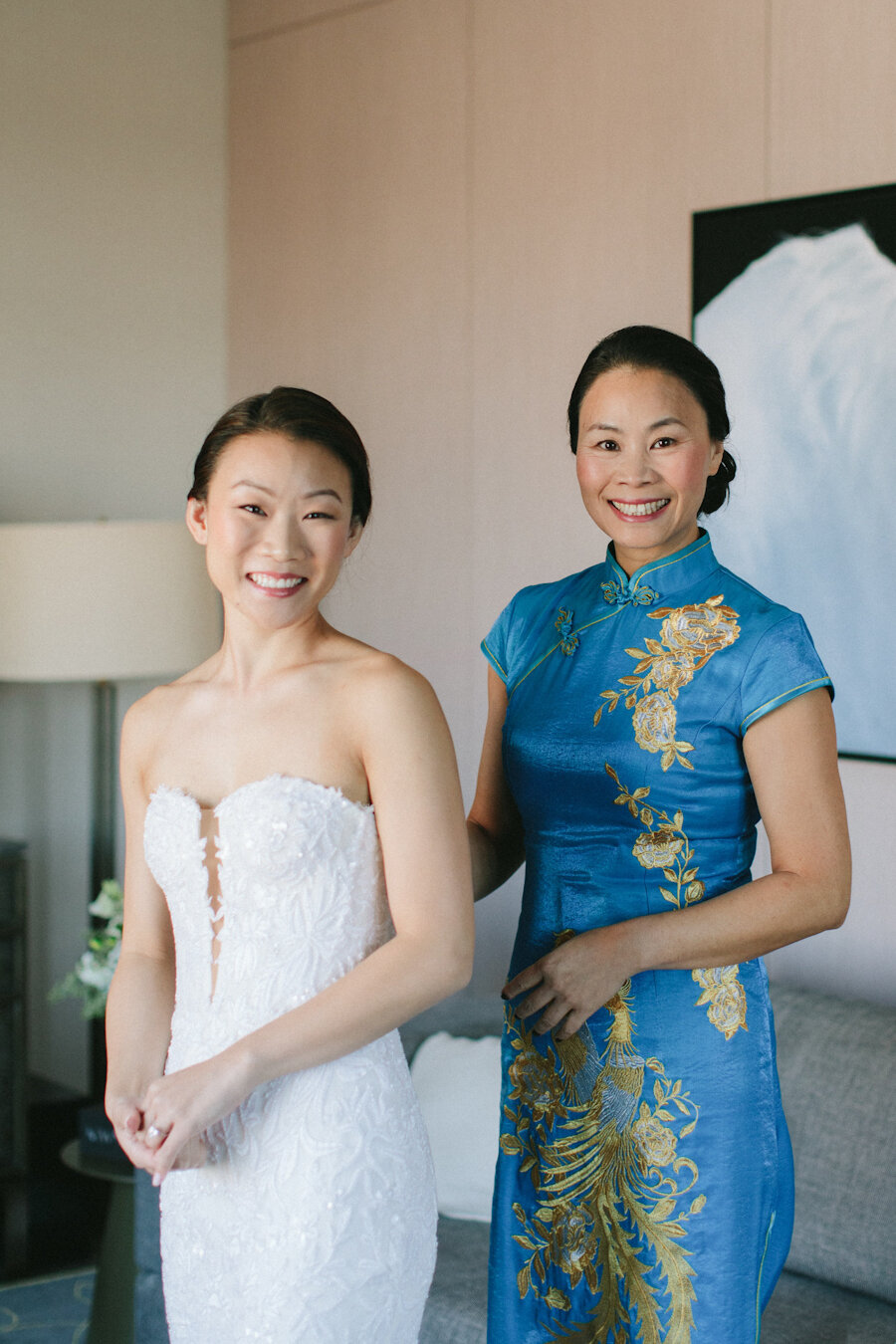 Four Seasons NYC wedding bride getting ready with her mom wearing qipao