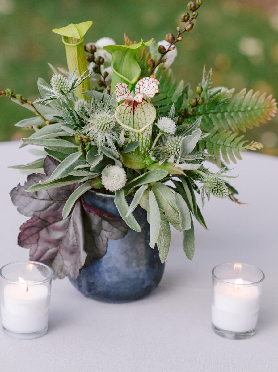micro wedding cocktail flowers