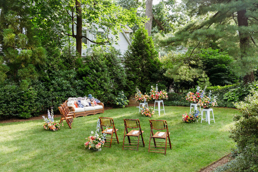 micro wedding outdoors in the backyard
