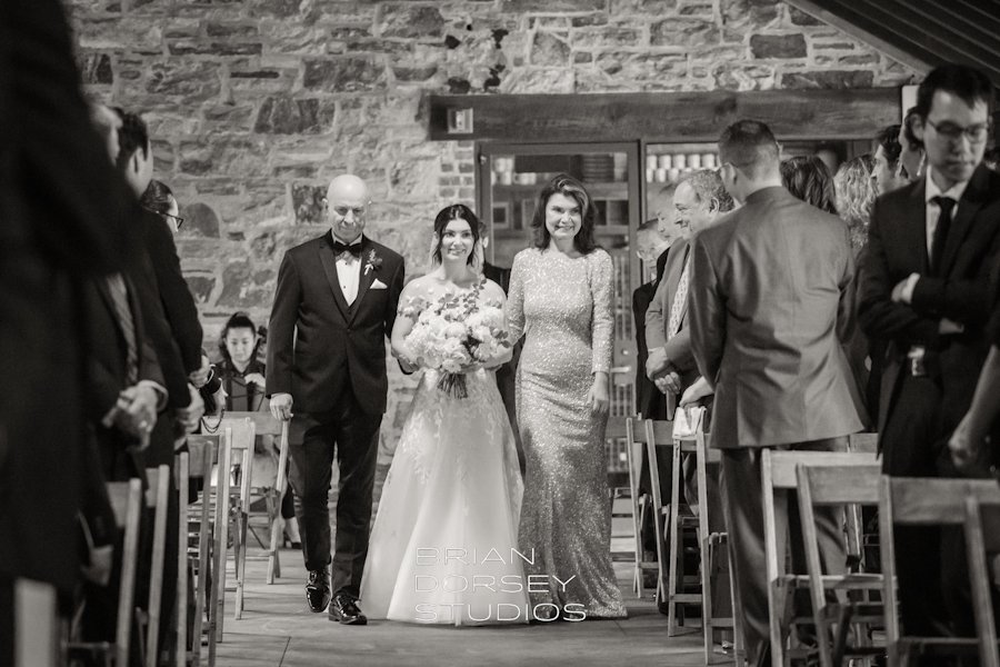 blue-hill-at-stone-barns-mariage-ceremonie-bride-enters.jpg