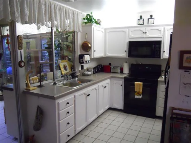 Kitchen 2.JPG
