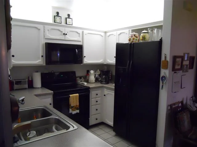 Kitchen 3.JPG