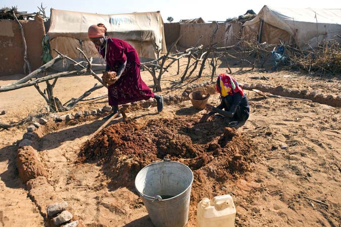 Upon admission to the Nakivale, refugees are given a plot of land and told to make their homes. (pc amesnews.com/au)