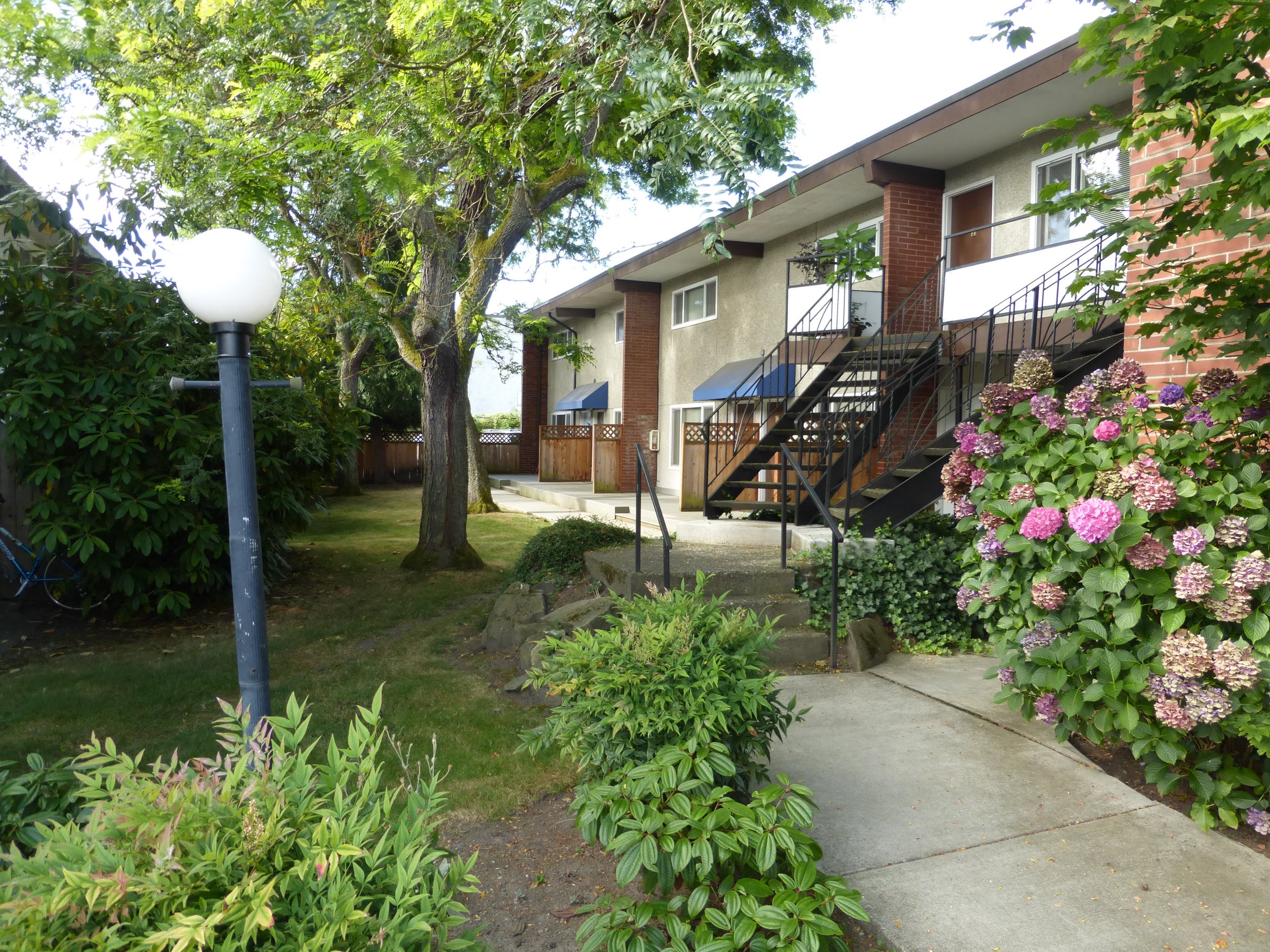 3605 Apartments exterior and courtyard