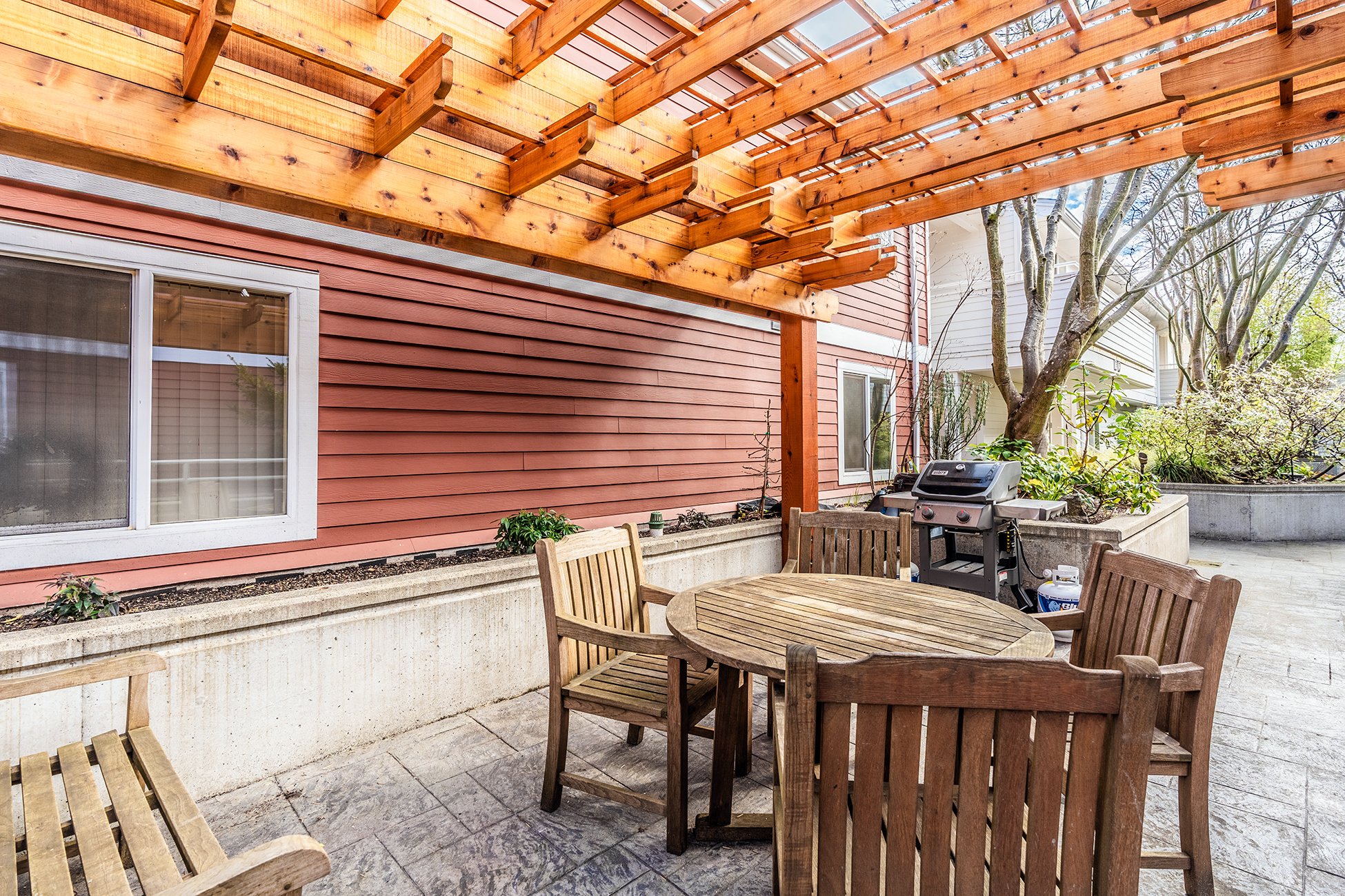 Madrona Court Apartments Courtyard, Patio, Grill