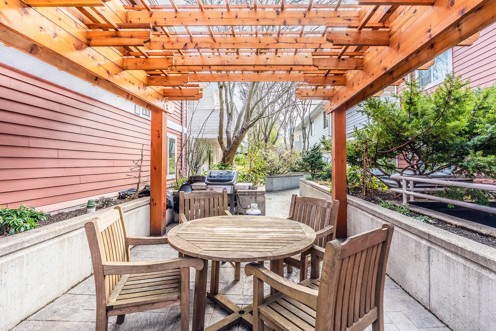 Madrona Court Apartments Courtyard, Patio, Grill