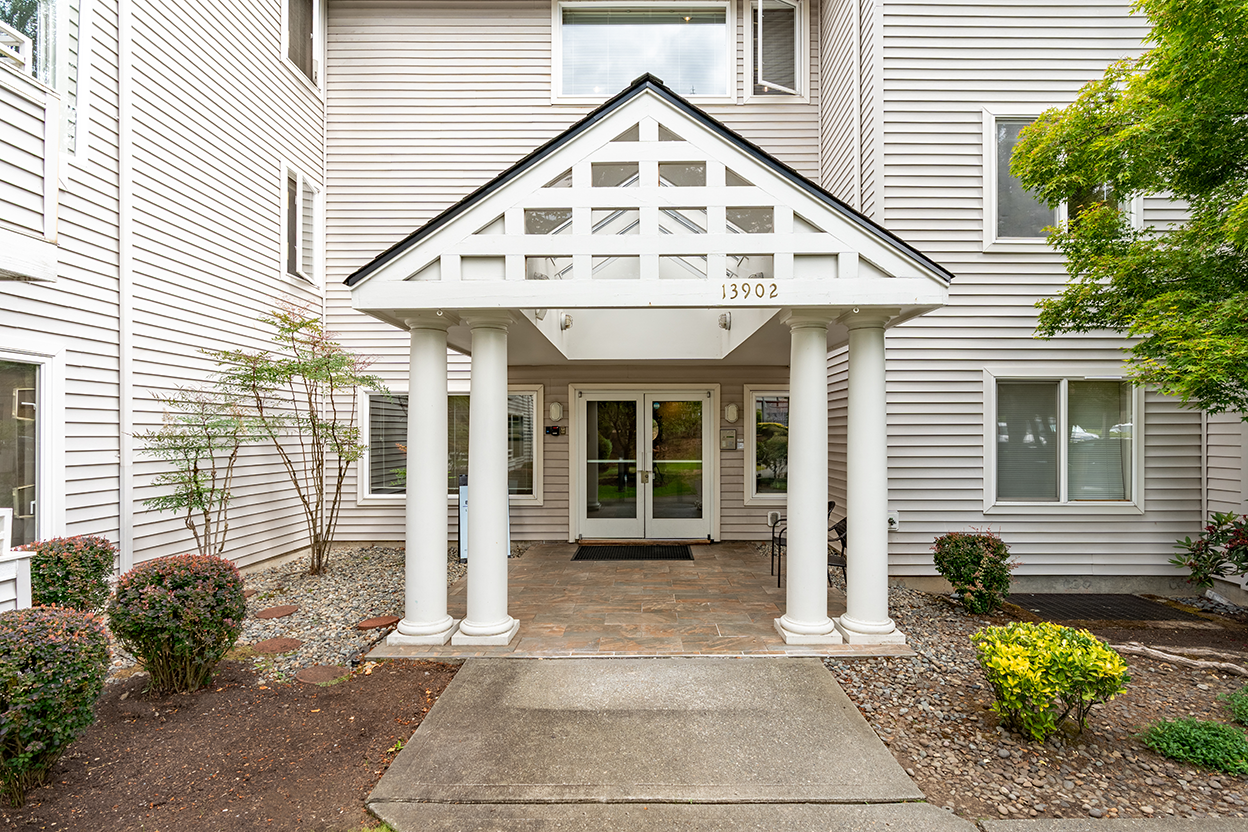 Bellevue Heights Apartment Homes, Crossroads