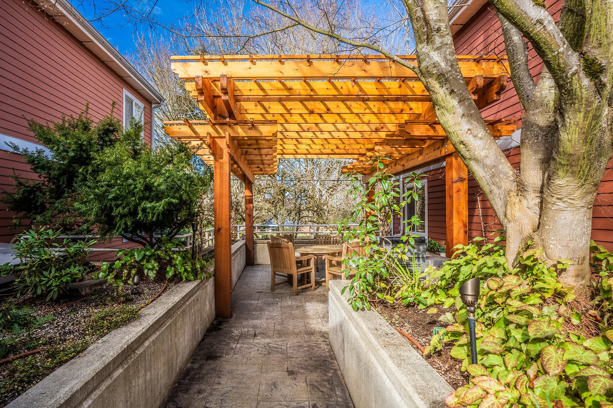 Madrona Court Apartments Courtyard, Patio, Grill