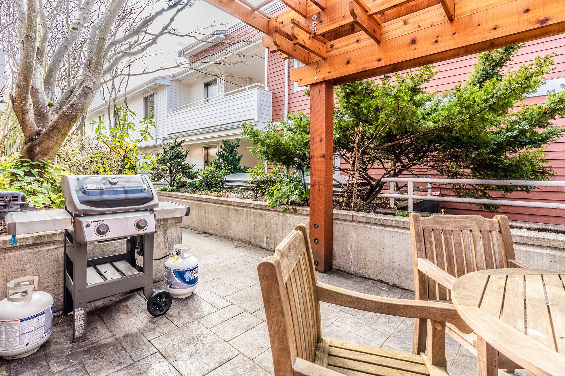 Madrona Court Apartments Courtyard, Patio, Grill