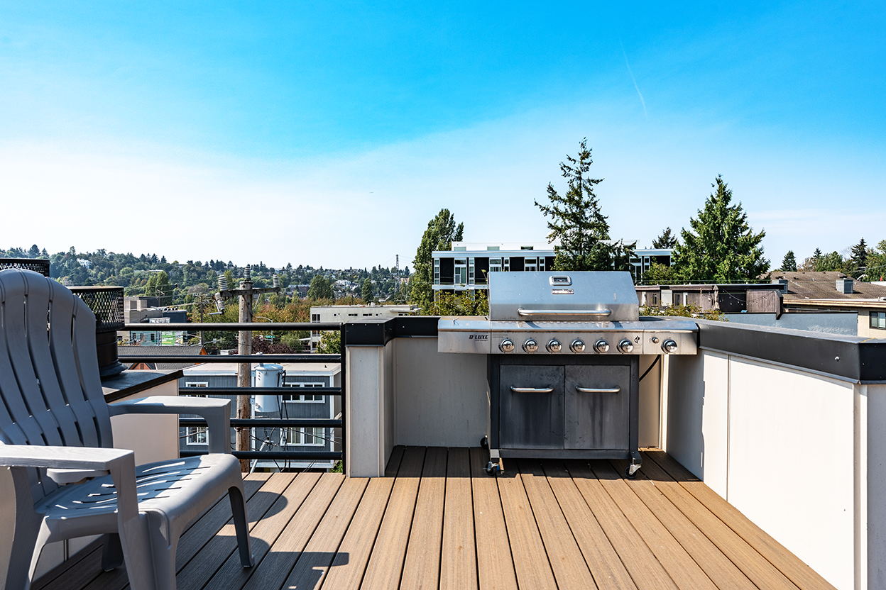 Francis Avenue Apartments Rooftop Patio, grill, lounges