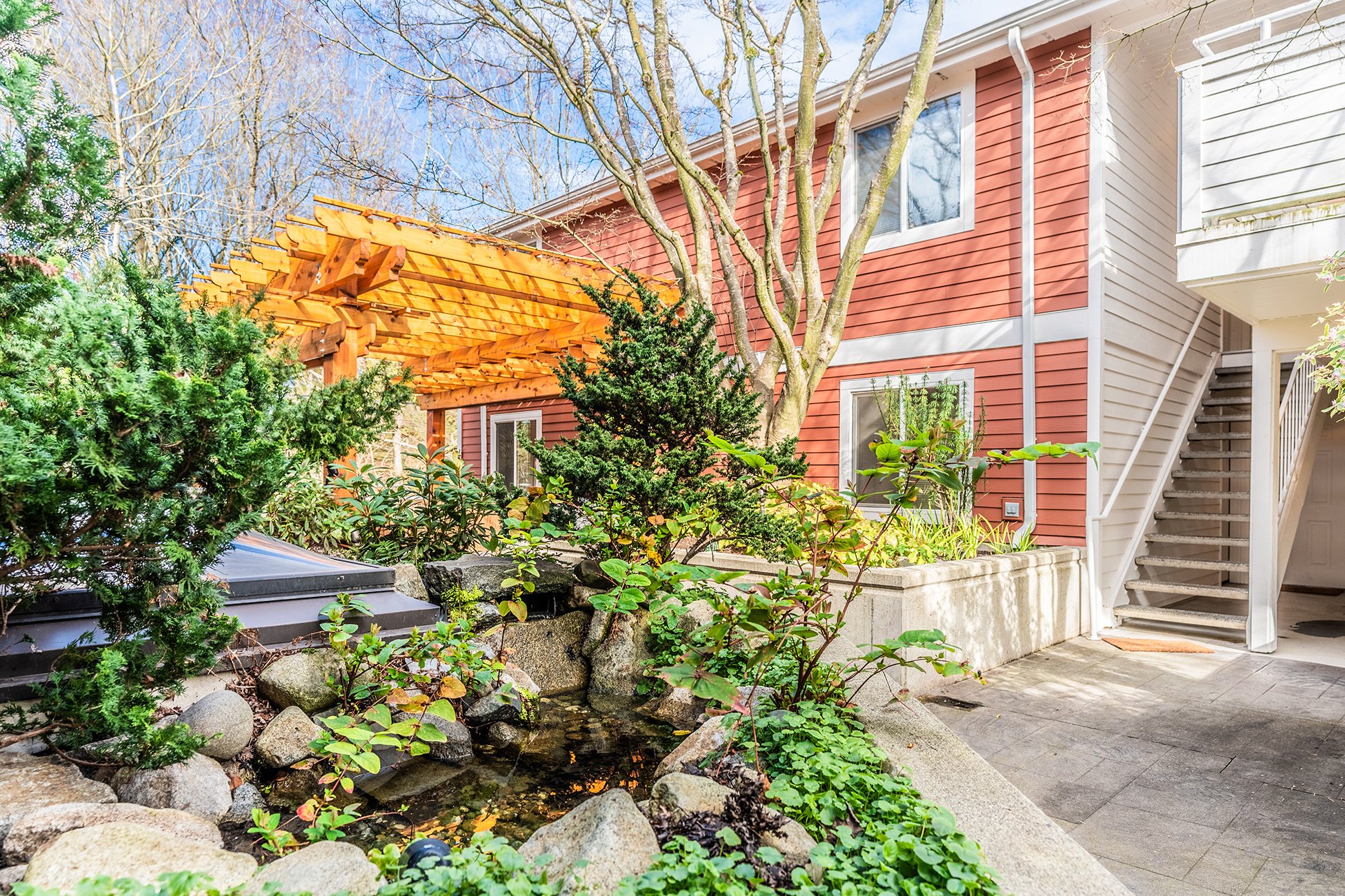 Madrona Court Apartments Courtyard, Patio, Grill