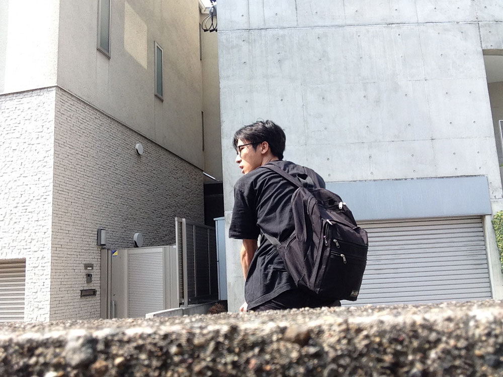 1985年生まれ 男 声、ギター、サンプラー、etc... 2008年より bum というソロ名義でノイズ制作を開始。 その後、カナダの Hobo Cult Records のオーナー Hobo Cubes と Leather Soup というノイズ/エクスペリメンタルデュオを組み、短い期間で3枚のダウンロードアルバムをリリースする(現在活動休止)。 2009年7月 フリーインプロ集団 MUTE MUTE を発足。 2013年1月 パワーバイオレンスバンド AiR STRIKES を結成。 他にも、個人名義でのソロ演奏や楽器や機材を限定しないでのセッションへの参加、風人氏とのTERROR HIT、脱構築を目的としたソロ oyogase や、ノイズデュオ VELTZ+bum、bum+scum、First Foods (Tanabe Yuuki+bum)や、T~ky、Naoki Nomoto氏との1534522、kkkならyyy、仙人の手、殺し屋ン2、秋福音、Making Music、E.Maki、他 DJ 等々で活動。 また 日の毬 , DOOOMBOYS presents Party "ABRACATABRA" レギュラーVJ を始め、バンド、ノイズ、クラブイベント等のVJ 絵やコラージュ等の平面作品、実験的な映像作品、CDジャケット、イベントフライヤー、PV等の制作も行っている。 https://huh.jimdo.com/profile-1/terada-kyosuke/