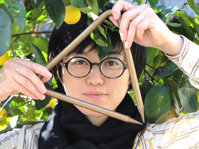 渡邉理恵(per) 打楽器奏者。ドイツ・ケルン市を拠点に20・21世紀の音楽、パフォーマンス作品、即興演奏を中心に演奏活動を行っている。 東京芸術大学、ドイツ・カールスルーエ州立音楽大学にて学び、1999年から2005年まで作曲家・本田祐也による「チャンチキトルネエド」、Ensemble boisなど日本国内にて活動後、2005年渡独。2007年より現代音楽のソリストおよび室内楽奏者としてヨーロッパでの演奏活動を行う。これまでにWDRヴィッテン現代室内楽週間、メルツムジーク(ベルリン)、パリの秋音楽祭等に出演。2014年より作曲家・本田祐也の現代への紹介と、アーカイブを目的としたプロジェクト「TRAVEL MUSICA」を主宰。2006年度文化庁海外派遣制度研修生。2006年ダルムシュタッド国際現代音楽夏期講習会奨学生賞受賞。2009年度インターナショ ナルアンサンブルモデルンアカデミー(フランクフルト/ドイツ)アカデミー生。州立文化財団、野村財団より奨学金を受ける。 riewatanabe.net