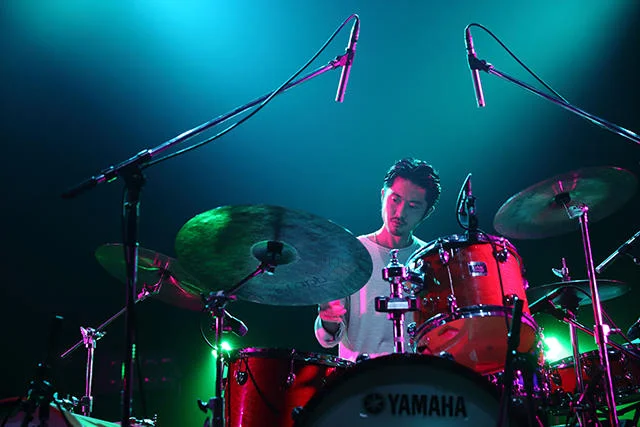 千住宗臣 BOREDOMS、PARA、ウリチパン郡、COMBOPIANO、DATE COURSE PENTAGON ROYAL GARDEN、KOMA、EP-4 などに参加、MELZBOW、BILLRAZWELL、ARTO LINDSAY、大友良英、小 山田圭吾(cornerius)、高橋幸宏や細野晴臣 (YMO)、ダモ鈴木(CAN)などと共演。七尾旅人、石橋英子、UA、原田郁子、原田知世、湯川潮音、sighboat、熊谷和徳、後藤まりこ、阿部芙 蓉美、相対性理論、土岐麻子、Schroeder-heads、nikiie、口ロロ、キセル、伊藤ゴロー、tricot、藤原ヒ ロシ、蓮沼執太、などのレコーディングやライブをサポート。様々な境界線を飛び越え活動している。