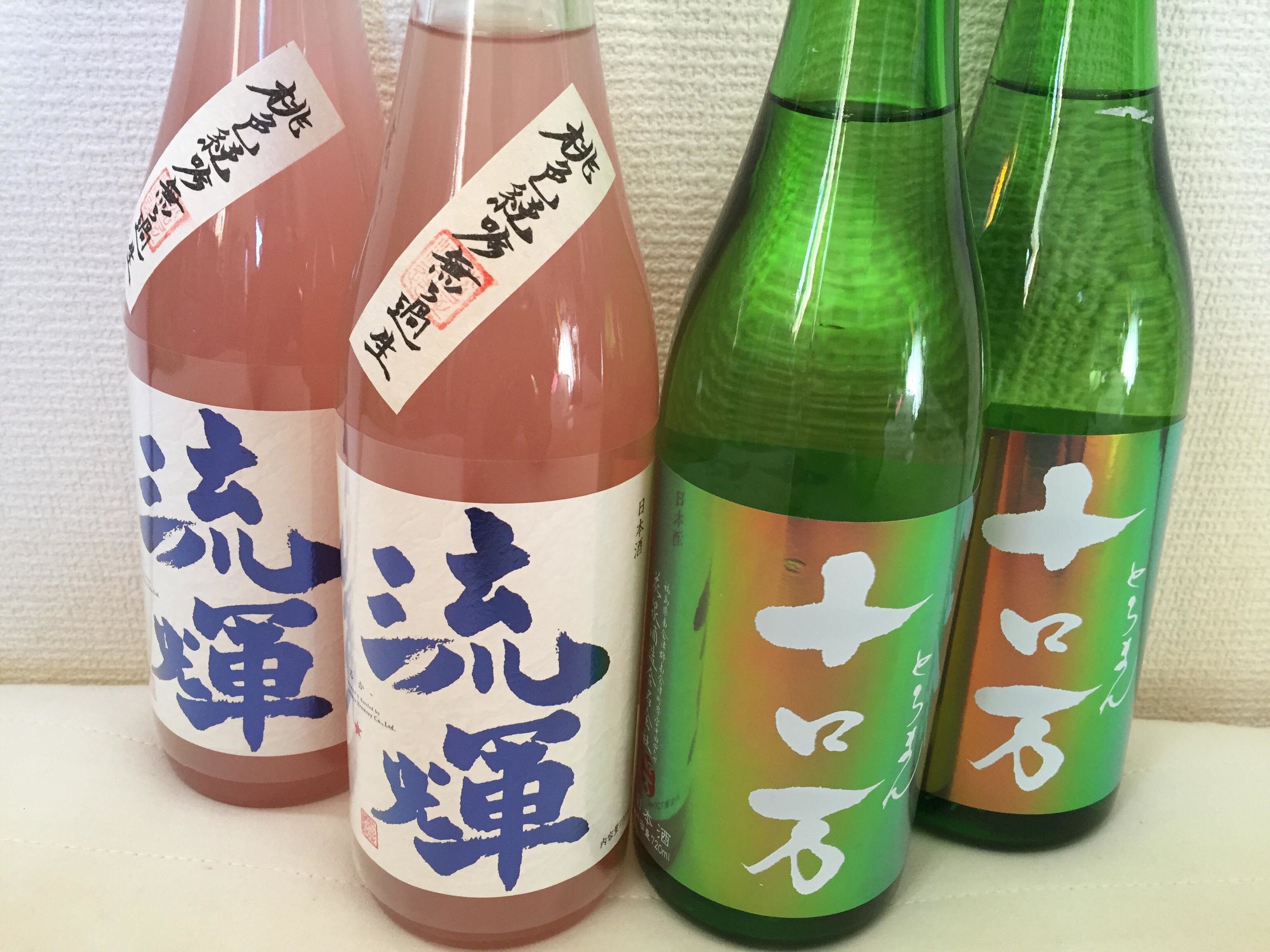 ・流輝 <るか> 純米吟醸 桃色無ろ過生 ・十ロ万<とろまん> 純米吟醸 一回火入れ 華やかさの中に、凛とした切れがある。 確かな造りの中に、円い可愛らしさがある。 といった印象の二品です。(日本酒セレクション:東佑宗)