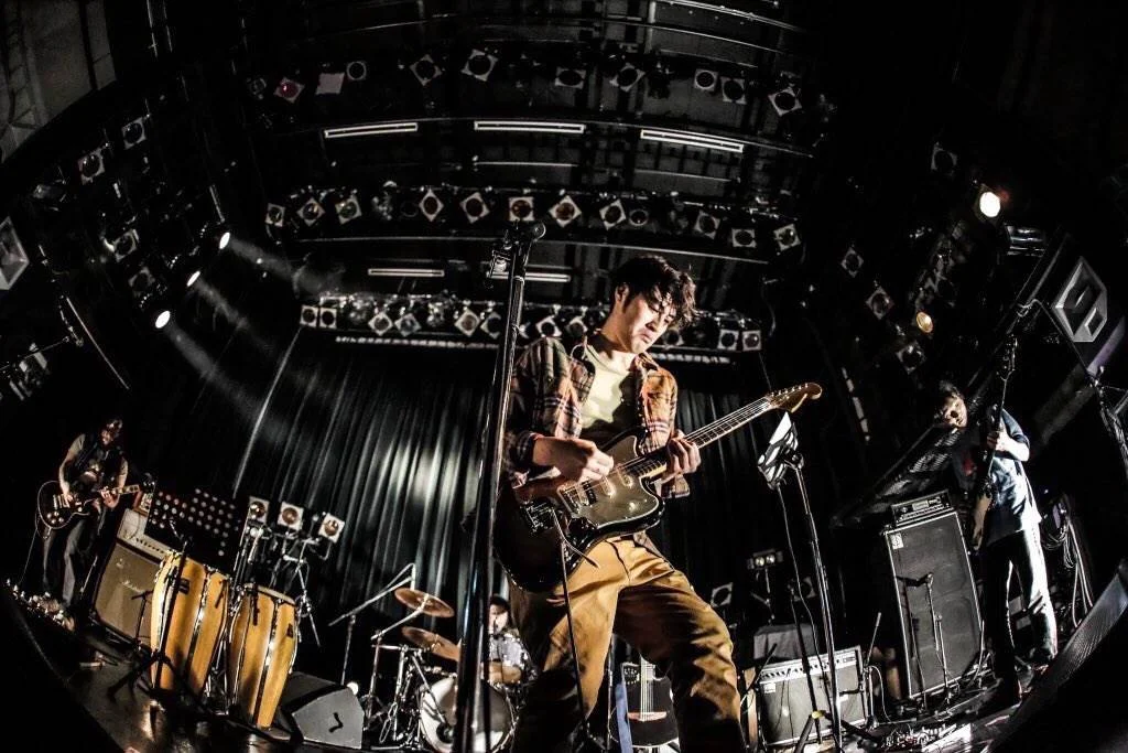 ツチヤニボンド メンバー: 土屋貴雅 vo, guitar 亀坂英 E,guitar 土屋誠 bass 波照間将 drum 篠原玄 perc 高野山在住の土屋貴雅を中心とする異能ロック集団。四枚目のアルバム「コスモポリタン・メロウ・ミュージック(仮)」を鋭意制作中。 Urbane https://youtu.be/GtR2ZVcGNpM