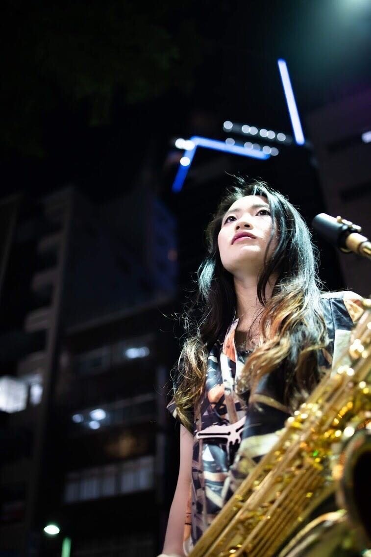 本藤 美咲1992年生まれ。バリトンサックス奏者。2015年、ストラスブールにて開催のワールドサクソフォンコングレスへの出演や、Asian Youth Jazz Orchestraにて東南アジア・ジャパンツアーに参加するなど日本国外での活動の機会を得る。2018年、多様なフィールドで活躍する平成初頭生まれの仲間たちを集めた主宰バンド『galajapolymo』を結成。Vocal、2Baritone sax、Bass、2Percussionと、低音・リズムへの偏愛と探究心に満ちた挑戦的コードレス…