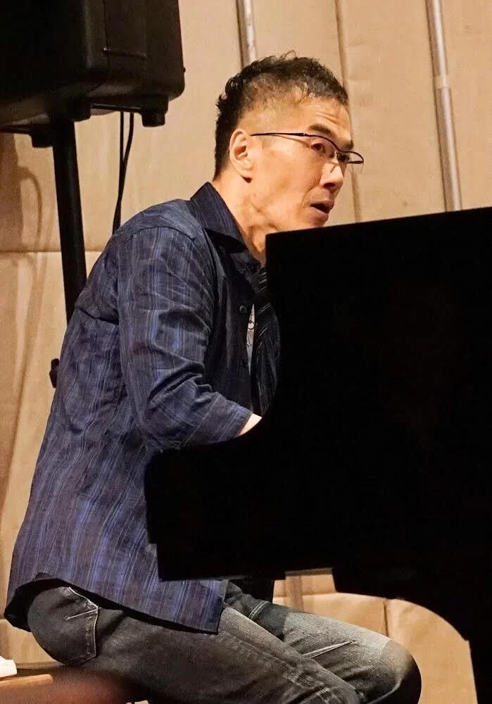 照内央晴 TERUUCHI Hisaharu（Piano）1972年、東京生まれ。即興ピアノ演奏家。4歳からピアノを始める。クラシックや現代音楽漬けの10代、フリーインプロビゼーション、現代ジャズ、アイドル歌謡などの影響を受けた20代を経て、自身も即興演奏の世界へ。2017年1月、パーカッショニスト 松本ちはやとの共同名義による初の即興演奏CD《哀しみさえも星となりて》をビショップレコーズよりリリース。2018年6月には、初の海外（欧州）ツアーを行った。豊住芳三郎、千野秀一、田村夏樹はじめ国内…