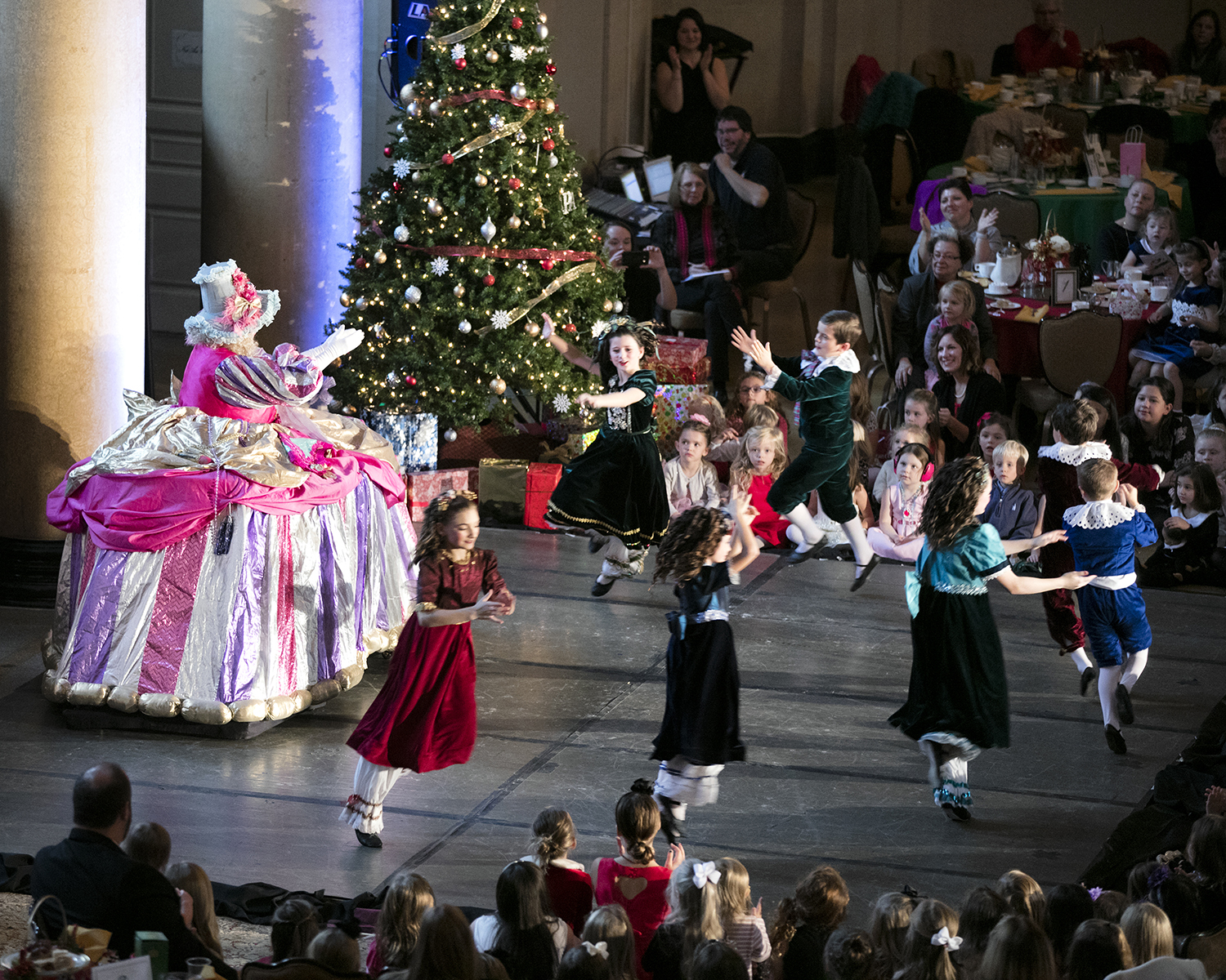 20161120 06 NEB Nutcracker Tea 1st Show Mother Ginger 10x8 7O0A4396 Low Res.jpg