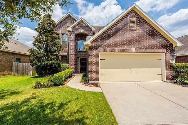 NEW LISTING ‼️ .
4926 Windy Orchard, stands out from the rest by offering both location and value. Complete with 2,508 square feet in Lakes of Pine Forest, this 4 bed/3.5 bath home built by Plantation Homes is perfect for entertaining. The Kitchen fe