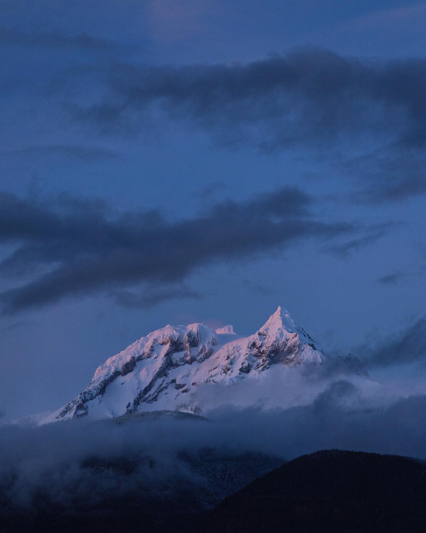 This evening&rsquo;s view of Mount Garibaldi was extra pretty. I sprinted around the house to get camera gear and a telephoto lens just in time for that last kiss of pink on the peak✨