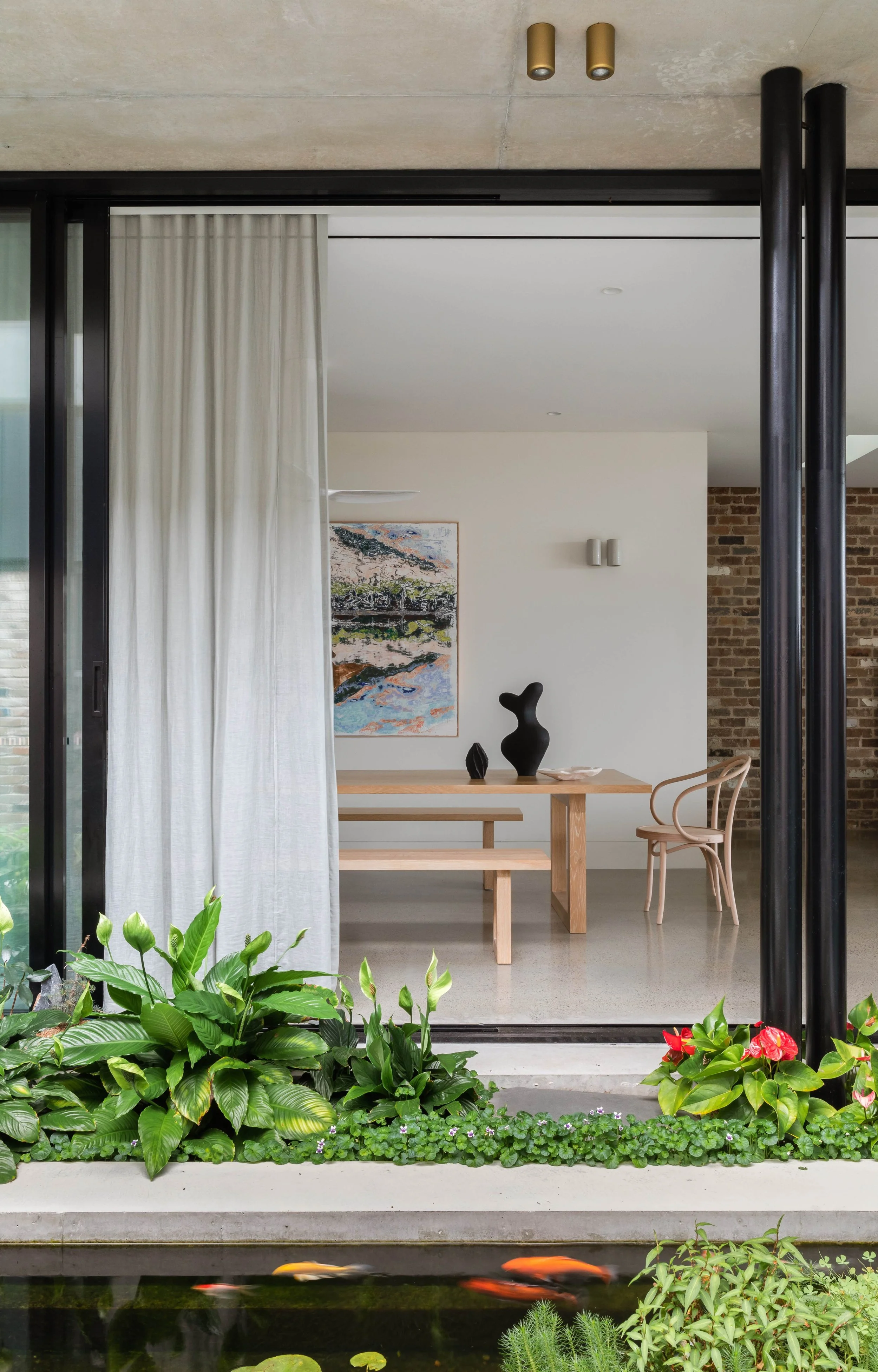 Dining courtayrd Sustainable House Maroubra.jpg