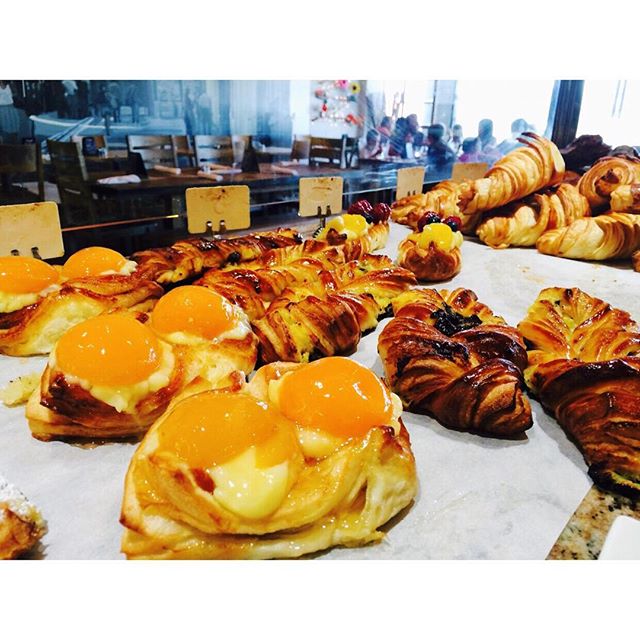 Is it just me, or are the viennoiseries looking extra delicious today? #laquicheparisienne #laquicheparisiennebistro #viennoiseries #croissants #yummy