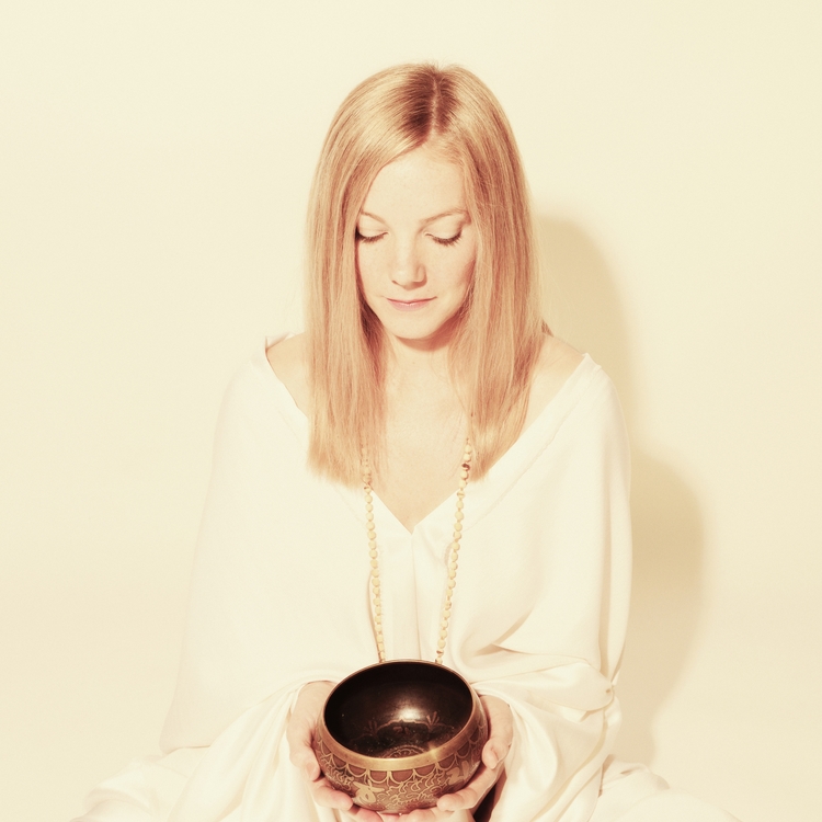 Essie Jain is an English singer-songwriter based in New York. She comes from a vibrant family of musicians, artists and healers, plays multiple instruments and is classically trained in voice.
