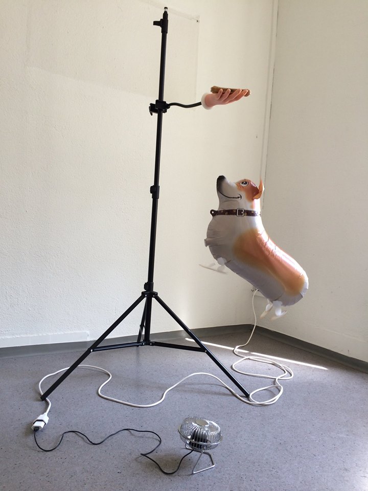 OVERWORKED DOG, Ballon, Ventilator, Stativ, Plastikhand, Hundeknochen, 200x200x160 cm, 2016