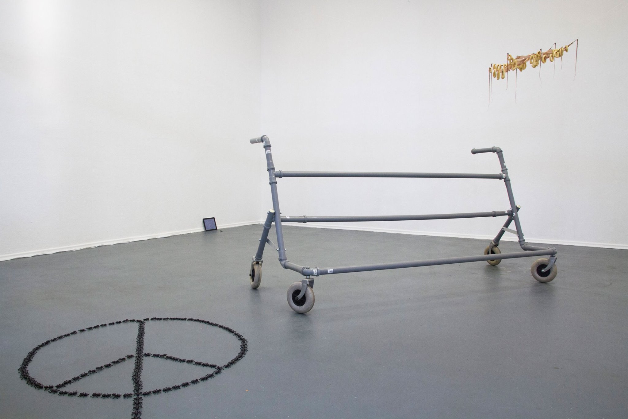 GROWING OLD WITH FRIENDS, Abflussrohre, Metall, Räder, 210x95x100cm, 2015