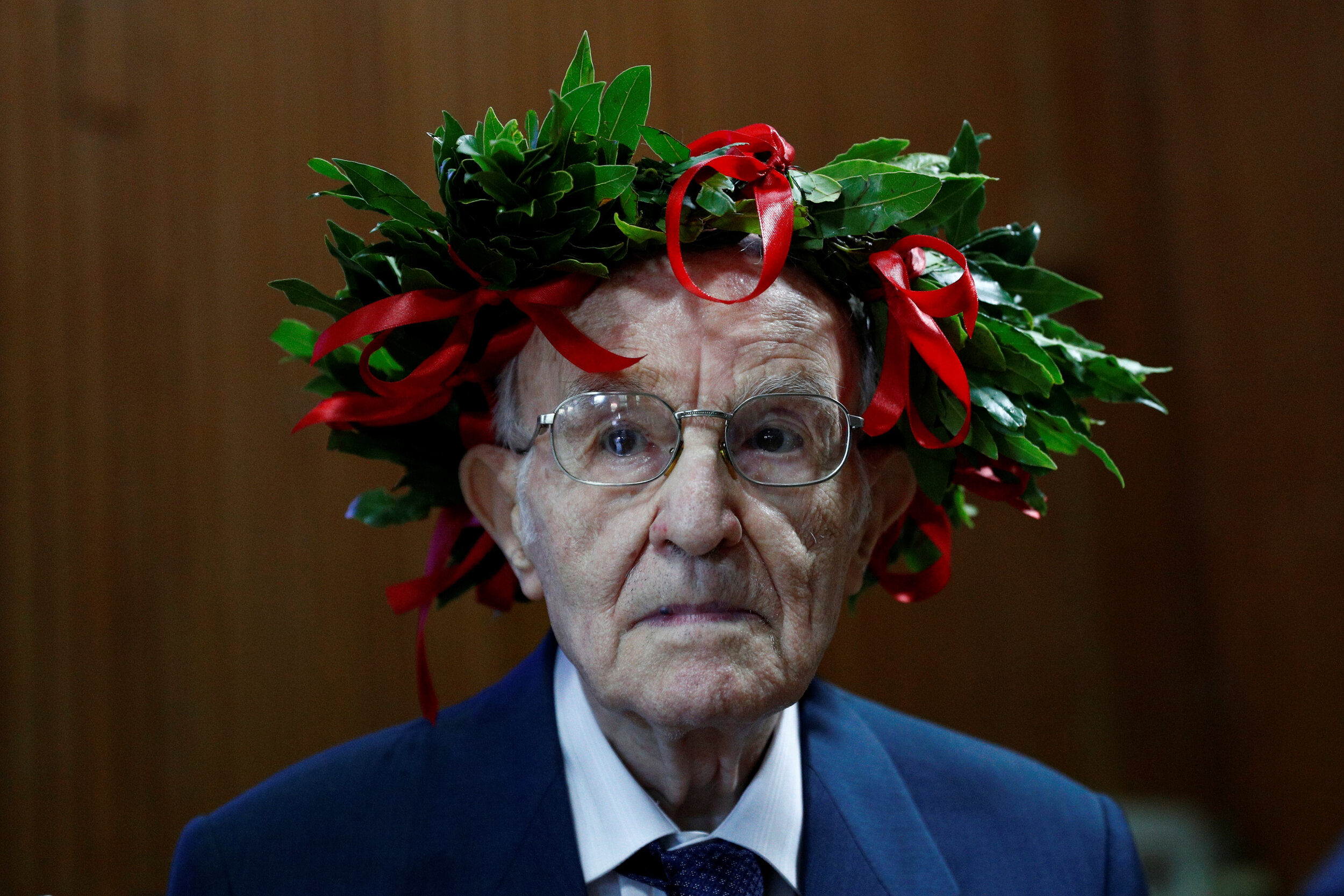  Giuseppe Paterno, 96, Italy's oldest student, wears a traditional laurel wreath awarded to Italian students when they graduate, as he attends his graduation day after completing his undergraduate degree in history and philosophy at the University of