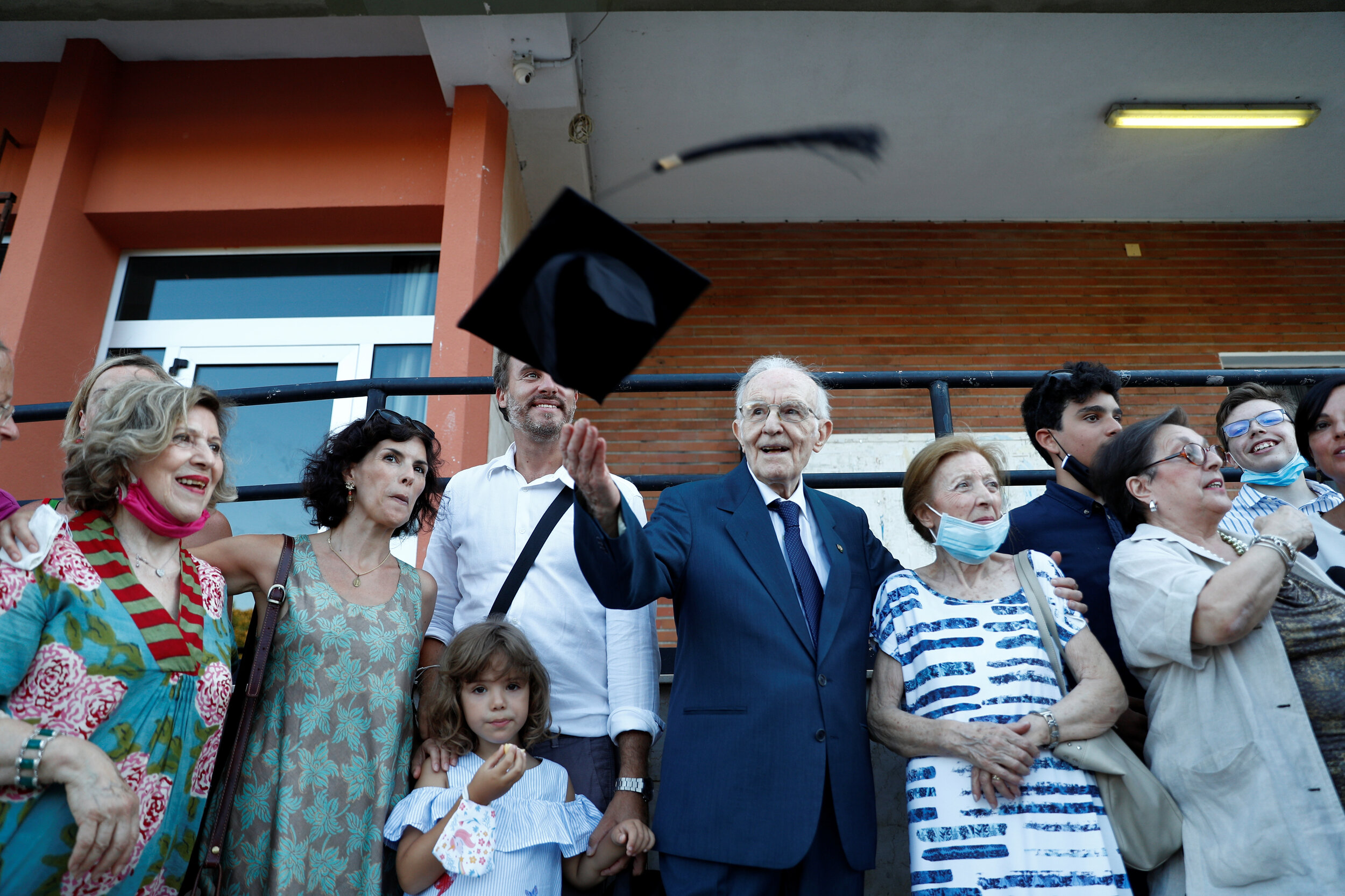  Giuseppe Paterno, 96, Italy's oldest student, celebrates with his family after graduating from his undergraduate degree in history and philosophy, during his graduation at the University of Palermo, in Palermo, Italy, July 29, 2020. 