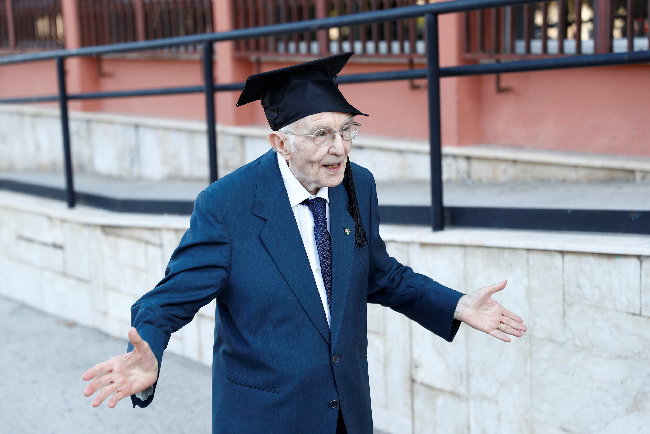  Giuseppe Paterno, 96, Italy's oldest student, celebrates after graduating from his undergraduate degree in history and philosophy during his graduation at the University of Palermo, in Palermo, Italy, July 29, 2020. 