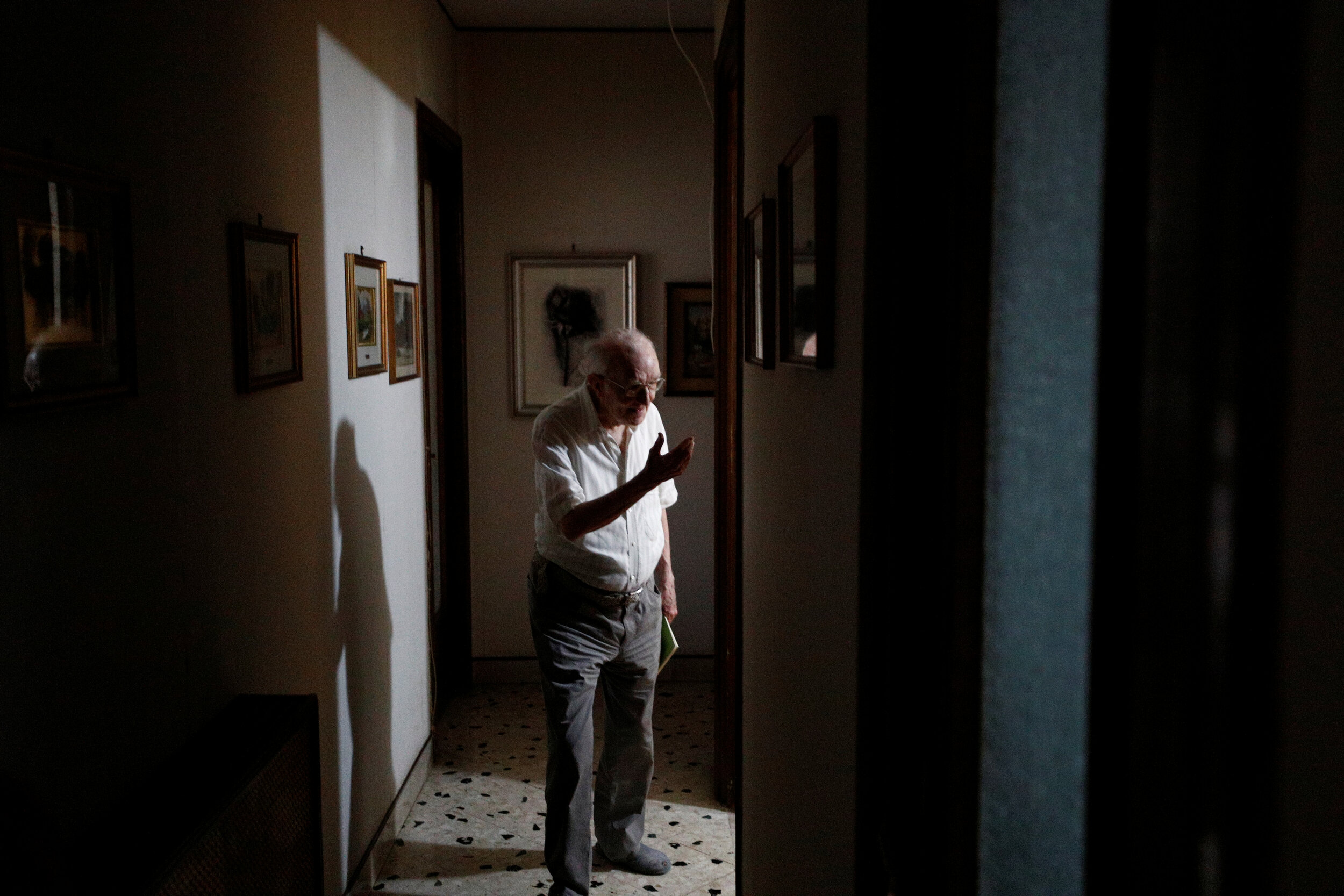  Giuseppe Paterno, 96, Italy's oldest student, gestures to his carer, two days before he graduates from The University of Palermo with an undergraduate degree in history and philosophy, at his home in Palermo, Italy, July 27, 2020. 