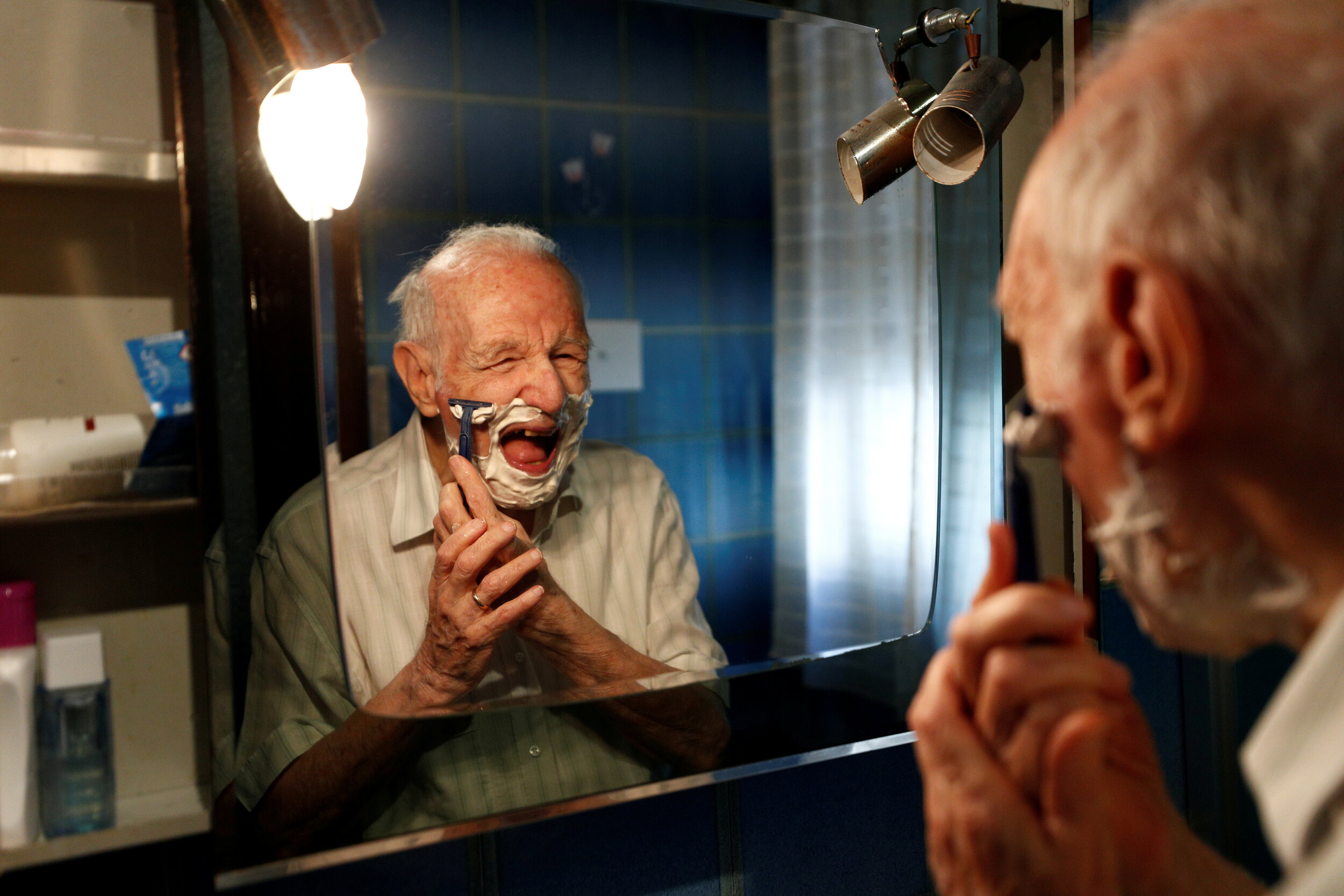 Giuseppe Paterno, 96, Italy's oldest student, shaves his beard as he gets ready for the day, two days before he graduates from The University of Palermo with an undergraduate degree in history and philosophy, at his home in Palermo, Italy, July 27, 